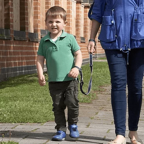 navy-white-wrist-link-for-baby-by-clippasafe 1