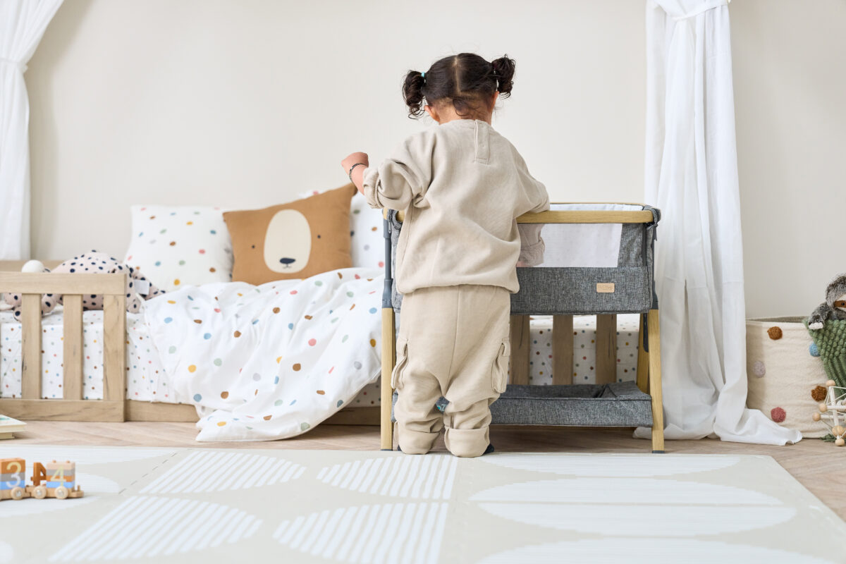 Tutti Bambini CoZee Mini Me Play Crib - Oak and Charcoal - Image 10
