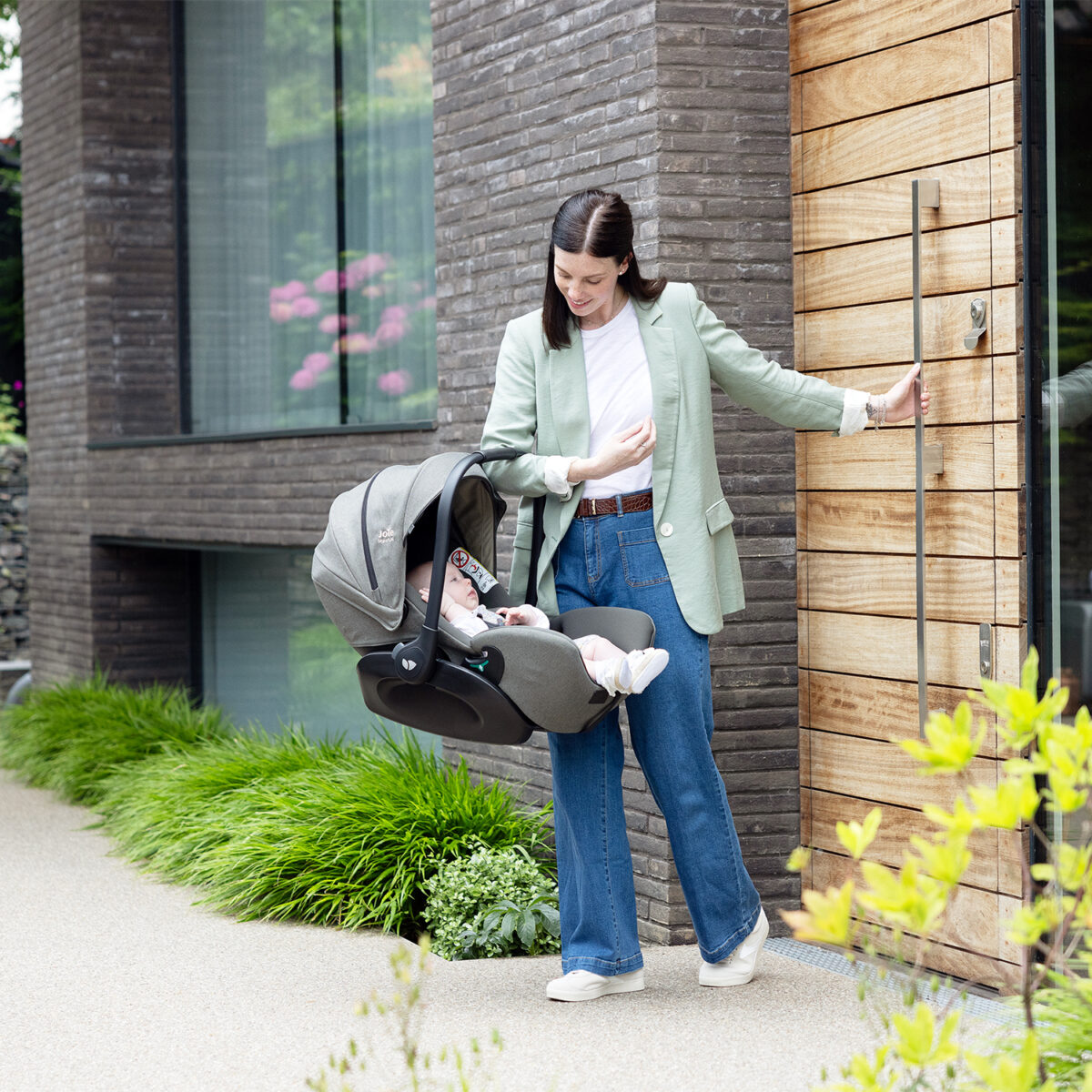 Joie-Baby-AMP-8154_CC_V1_HR