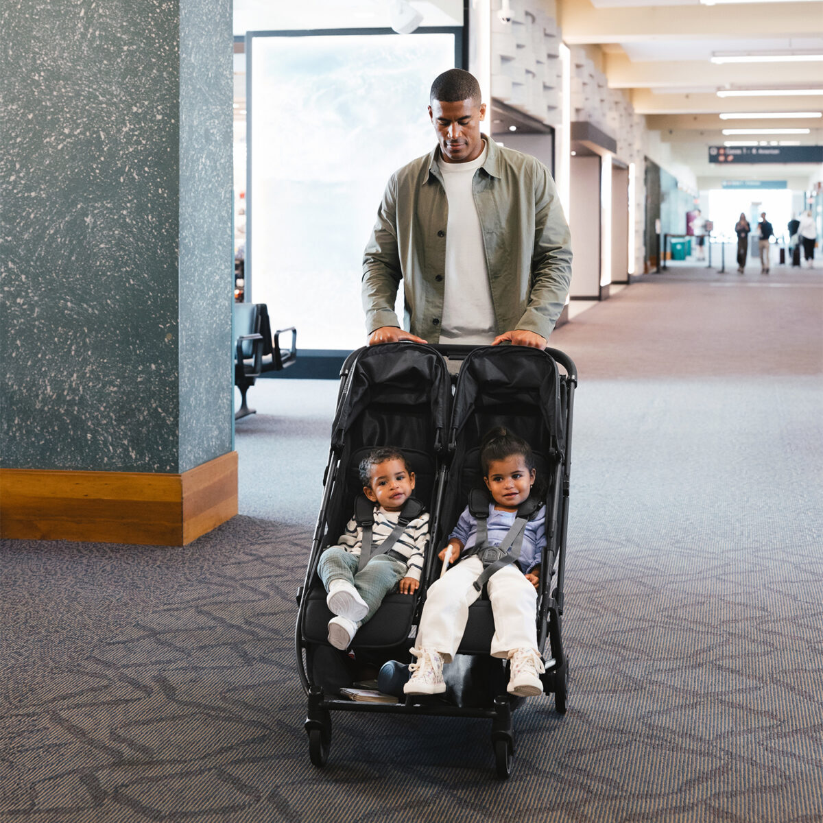 Uppababy-Minu-Duo-Twin-Pushchair-Jake-Black-Lifestyle-013-Seats-Fully-Upright-Travel-Through-Airport