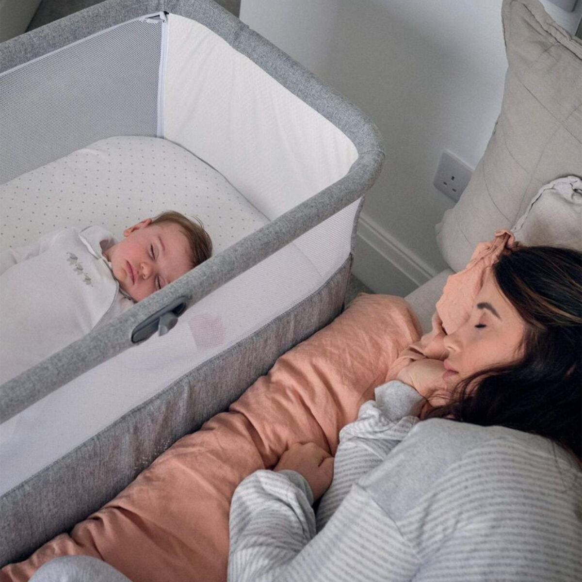 mamas and papas lua bedside crib grey 2