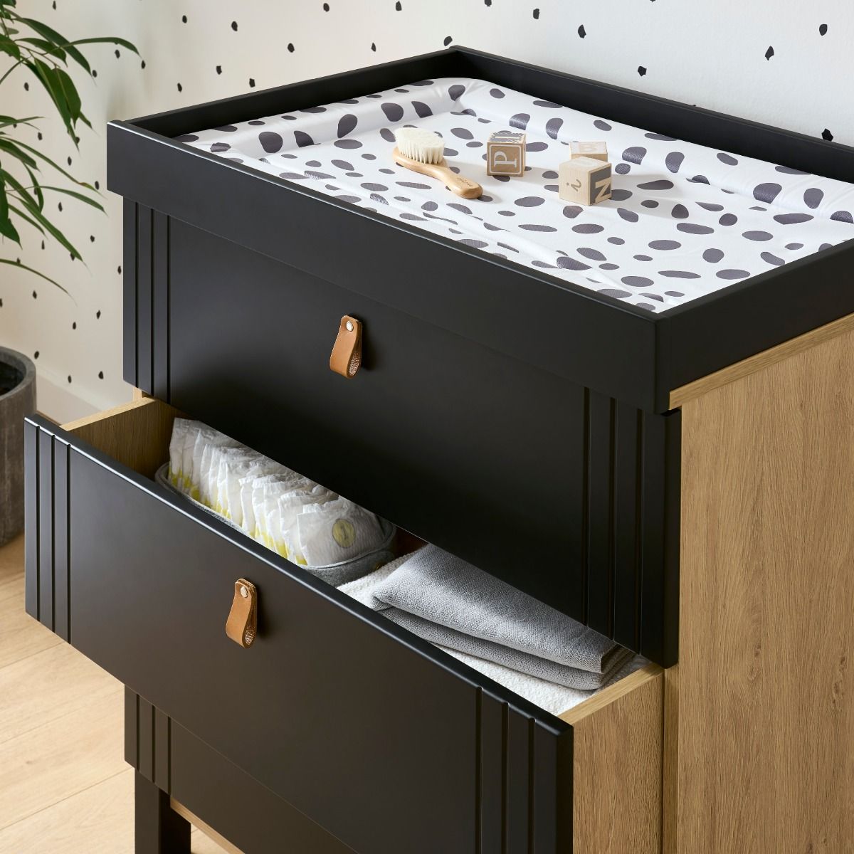CuddleCo Rafi 2 Piece Nursery Furniture Set – Oak & Black 4
