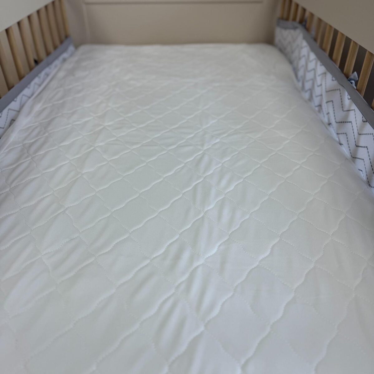 BreathableBaby 3‑in‑1 Fitted Mattress Protector – White (140 × 70 cm) 3
