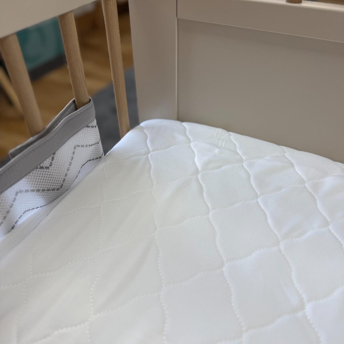 BreathableBaby 3‑in‑1 Fitted Mattress Protector – White (140 × 70 cm) 2