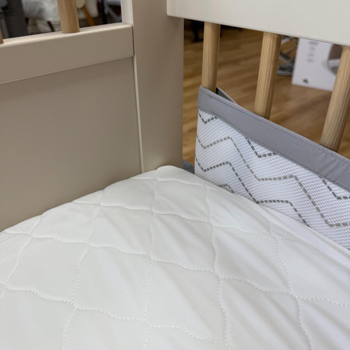 BreathableBaby 3‑in‑1 Fitted Mattress Protector – White (140 × 70 cm) 6