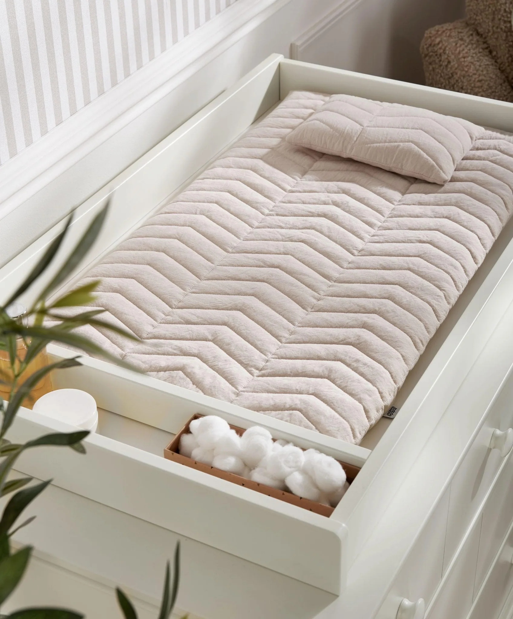 Mamas and Papas Oxford 2 Piece Nursery Furniture Room Set with Cotbed and Dresser - White - Image 9