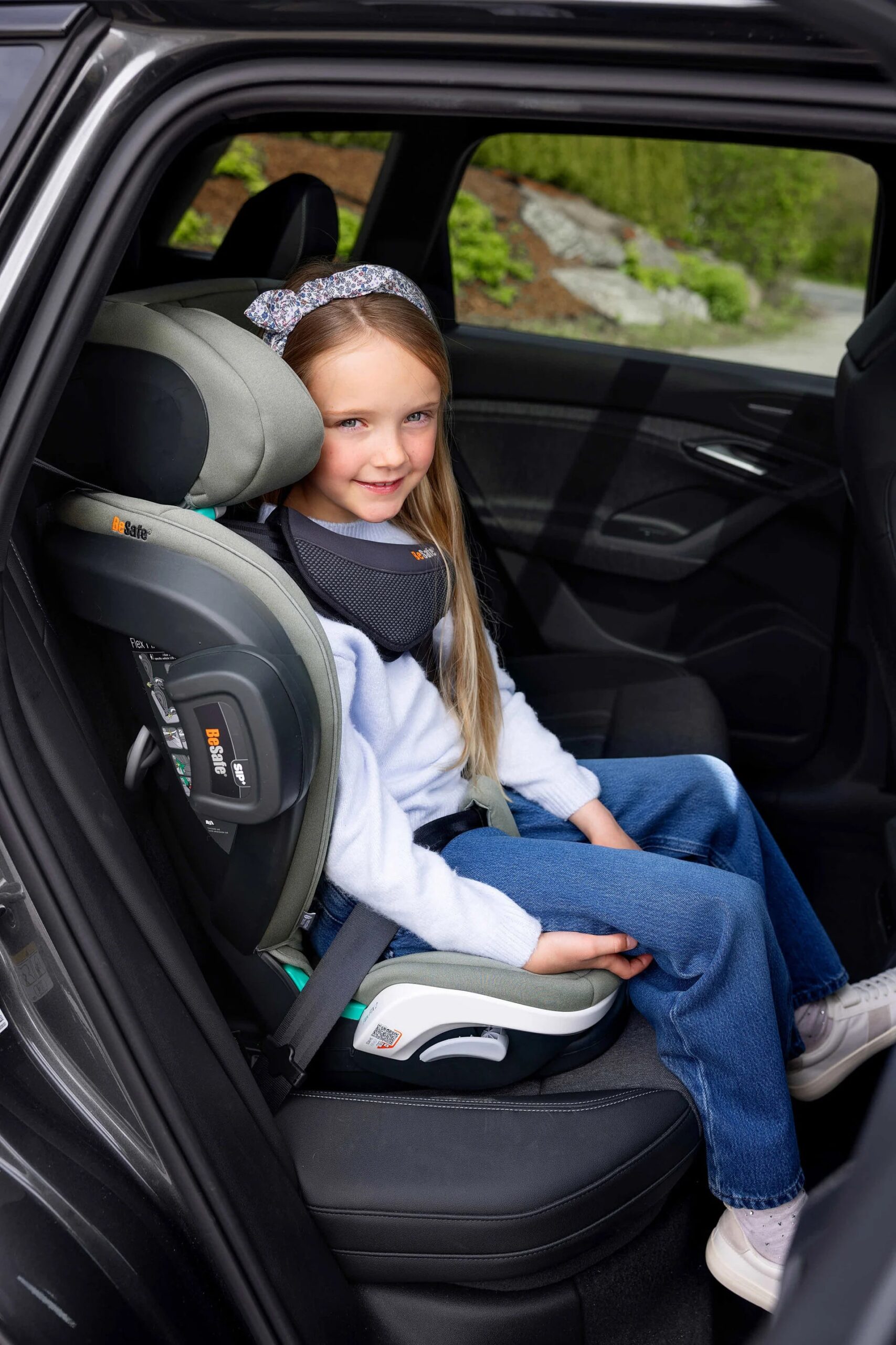 BeSafe Flex FIX 2 i-Size High Back Booster - Dark Sand Soft Breeze - Image 4