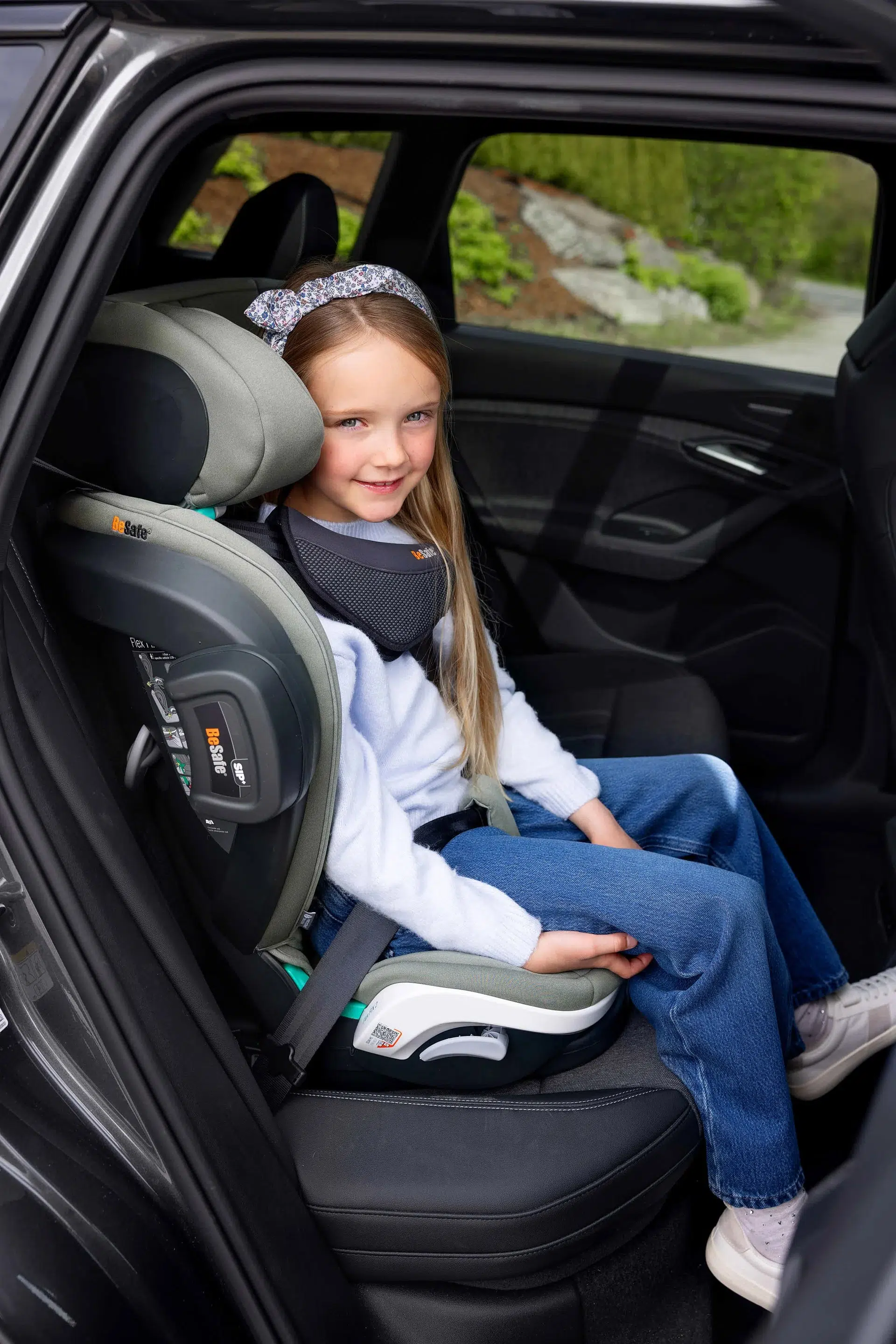 BeSafe Flex FIX 2 i-Size High Back Booster - Dark Sand Soft Breeze - Image 4